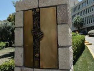 Όμως, πλέον, ο λαός είναι ύποψιασμένος και ενήμερος και για αυτό, επικοινωνιακοί αντιπερισπασμοί, όπως το μνημείο της ΕΡΤ ή οι θεσμικά απαράδεκτες δηλώσεις Πολλάκη για τη δικαιοσύνη, δεν μπορούν να αποπροσανατολίσουν τη δικαιολογημένη αγανάκτηση των πολιτών και το μόνο που καταφέρνουν είναι να αποκαλύπτουν την πολιτική απρέπεια και τη θεσμική ανεπάρκεια στελεχών όπως ο Υφυπουργός Υγείας, ο Πρόεδρος της ΕΡΤ ή η κα Ραχήλ Μακρή, με τα δύο τελευταία δημόσια πρόσωπα να αλληλουβρίζονται μπροστά στις κάμερες. Στελέχη τα οποία δεν θα είχαν καμία πολιτική τύχη και προοπτική σε συνθήκες κανονικότητας και ορθής κρίσης των πολιτών, παρά μόνον εκμεταλλευόμενα το λαϊκίστικο κύμα της αγανάκτησης που έφερε στην κοινωνία η κρίση.