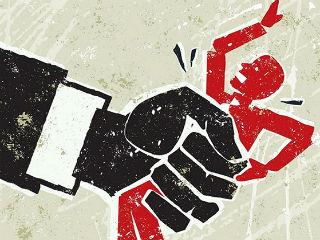 Το αστείο με την ομιλία του Μητσοτάκη στην ΔΕΘ που έπληξε τις κοινωνικές ευαισθησίες του ΣΥΡΙΖΑ είναι ότι δεν είπε τίποτα το πρωτότυπο, τίποτα το εντυπωσιακό, τίποτα το απίστευτα ευρηματικό. Αυτονόητα πράγματα είπε ο άνθρωπος. Ότι η χώρα θα διαλυθεί χωρίς ανάπτυξη και ότι ανάπτυξη μπορεί να έλθει μόνον από τον ιδιωτικό τομέα και την αγορά. Διότι το Δημόσιο έχει χρεοκοπήσει και δεν μπορεί, προσθέτω εγώ.