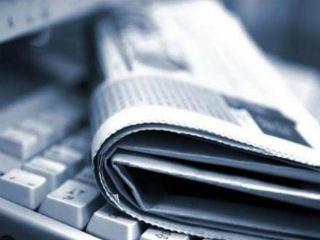 Κατ’ αρχήν η σύγχρονη ενημερωτική λειτουργία κινείται σε πολύ δύσκολες συνθήκες, διότι η παγκοσμιοποίηση από το ένα μέρος και η ταχύτατη ροή του χρόνου από το άλλο διαμορφώνουν ένα πολύπλοκο πεδίο, το οποίο προϋποθέτει ποιοτικά χαρακτηριστικά στη σκέψη των πολιτών, που στις περισσότερες περιπτώσεις δεν είναι διαθέσιμα (διαφορετικά μεθοδολογικά εργαλεία για την ανάλυση των διαφόρων τομέων δραστηριοποίησης του ανθρώπου, όπως είναι η οικονομία, η υγεία και άλλοι, επίσης επαρκή χρόνο για αναλυτική ενημέρωση κ.λ.π.).