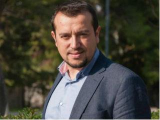 Νομίζω πως εμπόδιο στην ανάκαμψη θα μπορούσε να αποτελέσει μια εκ νέου καθυστέρηση, η οποία όμως δεν διαφαίνεται. Διότι όλες οι πλευρές έχουν καταλάβει ότι είναι προς το συμφέρον όλων να ολοκληρωθεί η διαδικασία της διαπραγμάτευσης με τα μεσοπρόθεσμα μέτρα για το χρέος, τα οποία θα εφαρμοστούν μετά το τέλος του προγράμματος. Αξίζει να σημειώσουμε πως από τη συμφωνία του Eurogroup έχουν προκύψει δύο σημαντικές αποφάσεις. Πρώτον, η πρόνοια για την εφαρμογή της ρήτρας ανάπτυξης στο ελληνικό χρέος και στην αποπληρωμή του. Μέσω της συγκεκριμένης επιλογής αλλάζει η οικονομική λογική. Ενώ στα δύο προηγούμενα προγράμματα είχαμε τον περιορισμό της οικονομίας για να εξυπηρετηθεί το χρέος, ακόμη και με το κόστος της ύφεσης, τώρα το χρέος θα εξυπηρετείται όταν έχουμε ανάπτυξη. Γινόμαστε, δηλαδή, συνεταίροι με τους εταίρους μας στην προοπτική ανάπτυξης της οικονομίας.