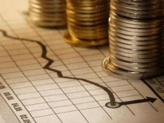 Έρχεται όμως ο οίκος αξιολόγησης FITCH o οποίος αφήνει βαθμολογικά στάσιμη τη χώρα μας και μεταξύ άλλων αναφέρει ότι δεν μπορεί να αναβαθμίσει κοντά σε επενδυτική κλίμακα μία χώρα που το δημόσιο χρέος της αντιστοιχεί δύο φόρες στον μέσο όρο του ετήσιου εισοδήματος του κάθε πολίτη, και αυτό φυσικά χωρίς να λαμβάνει υπόψη και το τεράστιο ιδιωτικό χρέος της χώρας.