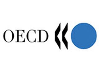 Κατά τα λοιπά, η καραμέλα της επιχειρηματικότητας και της ανάπτυξης πιπιλίζεται κατά κόρον –για να πεισθούν ποιοι; Όσο για τους γραφειοκράτες, δουλεύουν τους πάντες «ψιλό γαζί», με φούμαρα περί «εθνικής κυριαρχίας» και «ξεπουλημάτων» όταν πρόκειται για ιδιωτικοποιήσεις, που ποτέ δεν γίνονται.