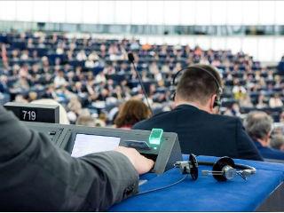 Και καλά η κριτική των ευρωβουλευτών της ΝΔ στην ελληνική κυβέρνηση, όλοι καταλαβαίνουν ότι κάποια αντιπολίτευση πρέπει να κάνουν. Το θέμα είναι ότι οι ευρωβουλευτές της αξιωματικής αντιπολίτευσης έκλεισαν τις ομιλίες τους ζητώντας εκλογές. Μπορούν να μας πάρουν στα σοβαρά όταν στην ελληνική κρίση παίζεται το μέλλον της ευρωζώνης, αλλά εμφανίζονται κάποιοι Έλληνες, εκτός τόπου και χρόνου, που ζητάνε κάθε τόσο εκλογές εν μέσω διαπραγμάτευσης;