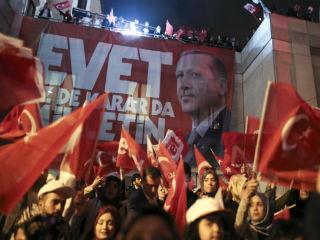 Ένα δημοψήφισμα το οποίο συγκέντρωσε πάνω από 60% «ναι» των Τούρκων που ζουν στην Ευρώπη –ποσοστό το οποίο αποτελεί πρόβλημα. διότι, όπως έχουμε ήδη αναφέρει, το καθεστώς Ερντογάν έχει στείλει στην δυτική Ευρώπη πάνω από 1.000 πράκτορες-προπαγανδιστές υπέρ του Ισλάμ, στόχος των οποίων είναι η «αποδυτικοποίηση» των 3 εκατομμυρίων Τούρκων που ζουν στην Γερμανία, στην Γαλλία, στο Βέλγιο και στην Ολλανδία.