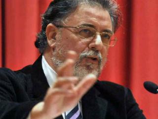 Σήμερα, όμως, ο πρώην υπουργός και επιφανής εγκληματολόγος ανοίγει μεγάλες παρτίδες. Απέναντί του δεν έχει μόνον το οργανωμένο έγκλημα. Έχει, κυρίως, την πολιτική στήριξη αυτού του οργανωμένου εγκλήματος.