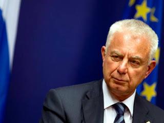 Ωστόσο, κατά τον πρώην πρωθυπουργό, ακόμη πιο αποκαρδιωτικοί είναι οι αριθμοί ως προς τις συνέπειες της καθυστερήσεως της δικαιοσύνης στην ανάπτυξη και στην οικονομία γενικότερα. Σύμφωνα με την έκθεση της Παγκόσμιας Τράπεζας για το 2012, η Ελλάδα είναι τέταρτη από το τέλος μεταξύ των 27 χωρών της Ευρωπαϊκής Ένωσης (ΕΕ) ως προς τον μέσο χρόνο που απαιτείται προκειμένου να επιλυθεί μία απλή αστική υπόθεση. Και αν αναρωτηθεί κανείς πόσος είναι αυτός ο μέσος χρόνος, η απάντηση είναι ότι, σύμφωνα με την Παγκόσμια Τράπεζα, απαιτούνται 819 ημέρες από την κατάθεση της αγωγής, ενώ ο ευρωπαϊκός μέσος όρος είναι 548 ημέρες.