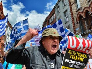 Η προπαγάνδα όλα αυτά τα προσπερνάει, υπερτονίζοντας ασήμαντες βελτιώσεις των δεικτών της οικονομίας, που όμως δεν έχουν δει οι αγρίως φορολογούμενοι πολίτες στις τσέπες τους.