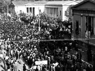 Το θέμα δεν είναι να ξαναπούμε το τι έγινε εκείνες τις ημέρες, αλλά κάτω από ποιες συνθήκες έγινε. Κάθε μεγάλη εξέγερση, κάθε απόπειρα βίαιης ανατροπής ενός καθεστώτος ή μιας παγιωμένης κατάστασης, όπως η Χούντα των Συνταγματαρχών κρύβουν πάντα, ένα παρασκήνιο, μια πολιτική, ένα σχέδιο. Και η Ιστορία, που δεν κάνει τη χάρη κανενός, αλλά ακολουθεί τους δικούς της κανόνες, μπορεί να αργεί, αλλά δίνει τις πραγματικές διαστάσεις των γεγονότων.