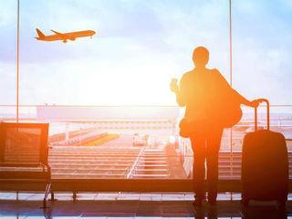 Έχω κάποια δικαιώματα αν δεν μου επιτραπεί να επιβιβαστώ στην πτήση ανταπόκρισης επειδή έφθασα καθυστερημένα στην πύλη λόγω καθυστέρησης της πρώτης πτήσης; ΝΑΙ - Αν οι πτήσεις αποτελούν τμήμα ενιαίου εισιτηρίου, ο αερομεταφορέας οφείλει να σας προσφέρει είτε την επιστροφή του αντιτίμου του εισιτηρίου και μια πτήση επιστροφής στο αεροδρόμιο αναχώρησης το συντομότερο δυνατό, είτε τη μεταφορά σας στον τελικό σας προορισμό το συντομότερο δυνατό, είτε την αλλαγή του εισιτηρίου σας για μεταγενέστερη ημερομηνία που θα επιλέξετε εσείς, υπό παρεμφερείς όρους μεταφοράς, ανάλογα με τη διαθεσιμότητα των θέσεων. Σε περίπτωση που ταξιδέψετε με άλλη πτήση και φθάσετε στον τελικό προορισμό σας με καθυστέρηση 3 ωρών ή παραπάνω δικαιούστε αποζημίωση.