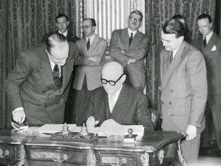 Έχουν αίσθηση, λόγου χάρη οι Έλληνες πολίτες ότι η εδαφική έκταση της ΕΕ συμπίπτει κατ’ αρχήν με το σύνολο των επιμέρους εδαφικών εκτάσεων των κρατών μελών, οι υπήκοοι των οποίων είναι και υπήκοοι της ΕΕ; Από την άλλη, πόσοι είναι αυτοί που γνωρίζουν πόσοι και ποιοι είναι οι πυλώνες που συνθέτουν την αρχιτεκτονική της ΕΕ και πώς υπονομεύεται η διαδικασία της «κοινοτικοποίησης» των πυλώνων αυτών ώστε να φαλκιδεύεται σε μεγάλο βαθμό η πορεία της ευρωπαϊκής ολοκληρώσεως και της κοινοτικής νομιμότητος;