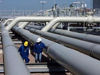 Ακόμα και τώρα, με την ανεργία να καλπάζει στο 23%, για να υλοποιήσει κανείς μιαν επένδυση, είτε αφορά μεγάλη τουριστική μονάδα είτε μια μικρή μονάδα μεταποίησης αγροτικών προϊόντων, είναι υποχρεωμένος να αντιμετωπίσει αμέτρητους μήνες καθυστέρησης, τους οποίους ξέρει να πολλαπλασιάζει το τέρας της γραφειοκρατίας, που έχει πολλά κεφάλια –ή μάλλον πολλά χέρια απλωμένα, με στόχο να προκαλεί καθυστερήσεις για να μπορεί να αυτοσυντηρείται.