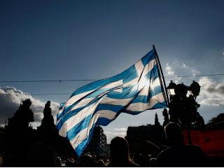 Οκτώ χρόνια τώρα, αρνούμενοι να αλλάξουμε και ελπίζοντας παρά κάθε ελπίδα, κατρακυλάμε ακόμη βαθύτερα στην κρίση. Δεν μπορούμε, ίσως επειδή δεν θέλουμε, να μάθουμε από τα παθήματα μας. Η ιστορία τιμωρεί, όμως, σκληρά τους απροσάρμοστους. Ο νομοτελειακός πλέον κίνδυνος της οριστικής αποβιομηχάνισης, της μόνιμα υψηλής ανεργίας, της μαζικής μετανάστευσης, της τεχνολογικής οπισθοδρόμησης, του αφελληνισμού του παραγωγικού ιστού και των υποδομών και, τέλος, της εγκαθίδρυσης μίας οικονομίας φτηνού τουρισμού και υποβαθμισμένων υπηρεσιών είναι άμεσα υπαρκτός και ξεκάθαρα ορατός.