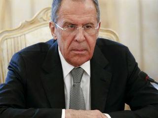 Η ψυχρή συνάντηση Τραμπ-Μέρκελ και οι εντάσεις στη σύνοδο του ΝΑΤΟ ανέδειξαν τη διαφαινόμενη γαλλογερμανική-αγγλοσαξονική απόκλιση. Αναβιώνουν, δηλαδή, παλαιές ευρωπαϊκές γεωπολιτικές δομές οι οποίες ανάγονται στην αντίθεση ανάμεσα στις θαλασσινές και τις ηπειρωτικές δυνάμεις. Εντούτοις, οι ζωτικοί κίνδυνοι τους οποίους επισημαίνουν οι εξελίξεις αυτές δεν έχουν αναγνωριστεί. Έτσι, οι συζητήσεις περί τις γεωπολιτικά κρίσιμες γαλλικές εκλογές, αντί να εγείρουν και να επεξεργάζονται σοβαρά ερωτήματα για το μέλλον της Γαλλίας και της ηπείρου, αναλίσκονται σε μικρο-πολιτική, αλληλοκατηγορίες και όψιμες σκανδαλολογίες.