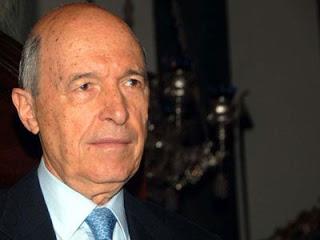 Γιατί ο Σημίτης εκφράζει αυτό που οι ουτιδανοί πολέμιοί του αδυνα-τούν να γίνουν. Γιατί εκφράζει την άλλη Ελλάδα. Την Ελλάδα του εκσυγχρο-νισμού, της σοβαρότητας, της υπευθυνότητας, των επιτυχιών. Γιατί ο Σημίτης είναι ο Πρωθυπουργός της ένταξης της χώρας στην ΟΝΕ, το κορυφαίο επίτευγμα της Μεταπολίτευσης. Της ένταξης της Κύπρου στην ΕΕ, παρά τις λυσσαλέες αντιδράσεις της Τουρκίας. Της διοργάνωσης των πλέον επιτυ-χημένων Ολυμπιακών Αγώνων από την πιο μικρή χώρα