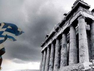 Συγκεκριμένα, ο αρθρογράφος της «Ν» γράφει: «… Η Ελλάδα ζούσε με δανεικά επί δεκαετίες, το βιοτικό επίπεδο είχε αναβαθμιστεί πλασματικά σε σημείο που δεν ανταποκρινόταν στο παραγωγικό επίπεδο της χώρας. Τα συγκριτικά πλεονεκτήματα στο μέσο της παγκοσμιοποίησης είχαν εξαφανιστεί και τον Μάϊο 2010 η χώρα είχε ουσιαστικά χρεοκοπήσει. Μετά το τεράστιο δάνειο που πήρε από το ΔΝΤ και τις κυβερνήσεις της ευρωζώνης το 2011 και το 2012, με την έμμεση βοήθεια από την Ευρωπαϊκή Κεντρική Τράπεζα (ΕΚΤ) το 2015 η Ελλάδα παρέτεινε την προσαρμογή κατά τουλάχιστον 7 χρόνια».