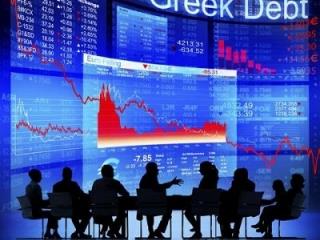 Στην χώρα μας τα τελευταία χρόνια συμβαίνει – με αυξανόμενη ένταση – ακριβώς το αντίθετο : πλήρης έλλειψη ρευστότητας, η οποία προκαλεί ασφυξία σε άτομα, νοικοκυριά και επιχειρήσεις, συμβάλλει στην επενδυτική ξηρασία και οδηγεί εκατοντάδες χιλιάδες νέους επιστήμονες στο εξωτερικό σε αναζήτηση καλύτερης τύχης, γεγονός που επιτείνει και το οξύτατο δημογραφικό πρόβλημα της Ελλάδας
