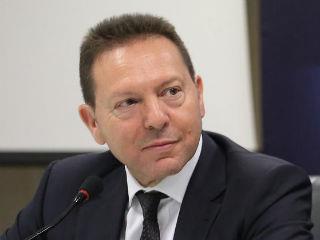 Έχοντας διατελέσει επί αρκετά χρόνια επιστημονικός διευθυντής και γενικός διευθυντής του Ιδρύματος Οικονομικών και Βιομηχανικών Ερευνών (ΙΟΒΕ), ο νυν υπουργός Οικονομίας γνωρίζει εκ των ένδον τα δραματικά γραφειοκρατικά προβλήματα που αντιμετωπίζει η ελληνική παραγωγή. Έχει μελετήσει δε ενδελεχώς και για ποιους λόγους η επιχειρηματικότητα στην Ελλάδα καταπολεμήθηκε και κατασυκοφαντήθηκε.