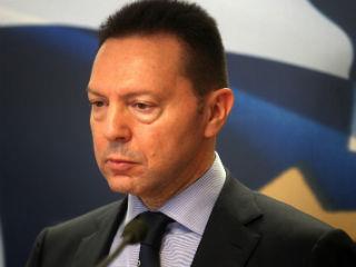 Επίσης, ο Διοικητής της Τράπεζας της Ελλάδος, λόγω της υπεύθυνης θητείας του ως υπουργός Οικονομίας, δεν είναι διόλου συμπαθής σε ένα ευρύ κοινό. Κατά συνέπεια, η δια της λάσπης εξόντωσή του γίνεται ευκολότερη για ένα ασύλληπτης ανηθικότητας κυβερνητικό μόρφωμα. Γι’ αυτό και βάλλεται συστηματικά, τόσο από τα δεξιά όσο και από τα αριστερά. Ο Αλέξης Τσίπρας φοβάται επίσης ότι ο Γιάννης Στουρνάρας θα μπορούσε μελλοντικά να παίξει ρόλο στα κεντροαριστερά τεκταινόμενα και άρα να αποτελέσει εμπόδιο στις δικές του φιλοδοξίες για άλωση του χώρου. Εντολή του, λοιπόν, ρίχτε λάσπη στον Στουρνάρα χωρίς έλεος…