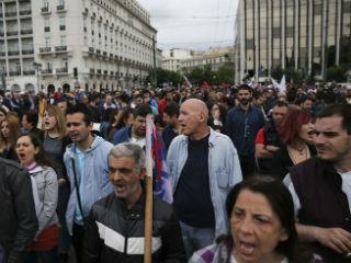 Οι κυβερνήσεις επηρεάζονται συστηματικά από τις ομάδες συμφερόντων, τις εκκλήσεις και τις πιέσεις των μικρών ομάδων που είναι ικανές να οργανώνονται αρκετά γρήγορα και αποτελεσματικά. Η δημιουργία ανεργίας που οφείλεται στην δράση των ομάδων συμφερόντων αποτελεί σημαντική πηγή οικονομικής ανισότητας.