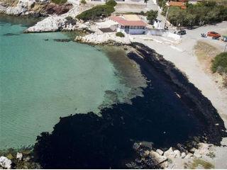 Κι επειδή η προστασία του πολίτη από κάθε μορφής κινδύνους είναι πρώτιστο καθήκον κάθε ευνομούμενης δημοκρατικής κοινωνίας, οι αρμόδιοι κάθε μορφής και λογής, έγκαιρα, και όχι κατόπιν εορτής, όφειλαν να επισημάνουν στους πολίτες, που απαγορεύεται το κολύμπι, που έχει φτάσει η πετρελαιοκηλίδα, αλλά και να επισημάνουν τους κινδύνους από την παραμονή εγκύων, για παράδειγμα στα βράχια αυτών των περιοχών, όπως σημείωσε ο κ. Κουρέτας, καθώς και να αναλάβουν την επιτήρηση των περιοχών που απαγορεύεται η αλιεία.