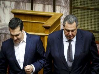 Ενώ συζητάμε για την ένταξη της «Βόρειας Μακεδονίας» στο ΝΑΤΟ, ενώ υπάρχουν ακόμη ανοικτά μέτωπα και γκρίζες ζώνες στη συμφωνία των Πρεσπών κι έχει πολύ δρόμο η πιστή εφαρμογή της, αυτοί κάνουν ό,τι ακριβώς ξέρουν. Εκβιάζουν, ρίχνουν λάσπη, ψιθυρίζουν σκάνδαλα και σκανδαλάκια, κάνουν μηνύσεις, στέλνουν μηνύματα, παίζουν πολιτικά παιχνίδια στην πλάτη του ελληνικού λαού. Και σ’ αυτούς τους πολιτικούς στηρίζεται ο τόπος για να πάει μπροστά. Αυτοί οι εκπρόσωποι στη Βουλή αποφασίζουν για εμάς, για τα παιδιά μας, για το μέλλον της χώρας.