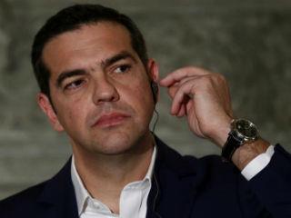 Εικάζουμε έτσι ότι τους μήνες που ακολουθούν ο πρωθυπουργός θα επιδιώκει και με έξωθεν καλές μαρτυρίες να εμφανίζεται όλο και πιο αδρά ως ο εκφραστής του μεγάλου προοδευτικού πόλου. Το σχέδιο ενός νέου Συντάγματος, το μπαράζ νομοθεσίας, η παραγωγική ανασυγκρότηση και η αλληλεγγύη είναι το νέο λάϊτ μοτίβ, αλλά θα συνοδεύεται και από μία πρωτόγνωρη λασπολογική τακτική κατά γνωστών επιχειρηματιών (Μαρινάκης, για παράδειγμα) και εκπροσώπων του παλιού και διεφθαρμένου συστήματος.