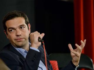 Ενώ, λοιπόν, Νέα Δημοκρατία, ΠΑΣΟΚ και Δημοκρατική Αριστερά σχηματίζουν κυβέρνηση υπό τον Αντώνη Σαμαρά, η αξιωματική αντιπολίτευση ξεκινά μία σειρά από ρεσιτάλ δημαγωγίας, ψευδολογίας, λαϊκισμού, τα οποία 30 μήνες αργότερα την φέρνουν στην εξουσία με ποσοστό 38% περίπου. Έχοντας κάνει στο μεταξύ συμφωνία με ένα κομμάτι ακραίο της ΝΔ, τους Ανεξάρτητους Έλληνες του Πάνου Καμμένου, ο Αλέξης Τσίπρας σχηματίζει συμμαχική κυβέρνηση την οποία, εντελώς παραμορφωτικά, αποκαλεί και πρώτη φορά αριστερά.