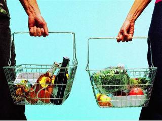 Ένα άλλο χαρακτηριστικό της εξωστρέφειας του κλάδου είναι ότι το μερίδιο αγοράς των ελληνικών τροφίμων και ποτών είναι υψηλότερο (σχεδόν τριπλάσιο) από εκείνο των συνολικών ελληνικών εξαγωγών και ιδιαίτερα των εξαγωγών προς ΕΕ. Αυτό σημαίνει ότι τα ελληνικά τρόφιμα και ποτά έχουν καλύτερη αντιπροσώπευση στις αγορές του εξωτερικού από τα ελληνικά προϊόντα ως σύνολο. Εντούτοις, η θέση του κλάδου στις αγορές του εξωτερικού και ιδιαίτερα σε χώρες εκτός ΕΕ έχει αποδυναμωθεί, παρά την σημαντική βελτίωση της ανταγωνιστικότητας κόστους/μισθών, που θα μπορούσε να δράσει ευνοϊκά σε έναν κλάδο εντάσεως εργασίας όπως αυτός. Η εξέλιξη αυτή οφείλεται εν μέρει στην μετανάστευση επιχειρήσεων προς γειτονικές χώρες με χαμηλότερους συντελεστές φορολόγησης. Η μετανάστευση αυτή οδηγεί σε υποκατάσταση των ελληνικών εξαγωγών με εγχώρια παραγωγή στις χώρες αυτές.