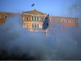Η αφήγηση αυτή του «αγανακτισμένου λαού» ήταν από την αρχή διπλής φοράς: διαμορφωνόταν από τα κάτω, αλλά έβρισκε υποστήριξη και ανατροφοδότηση από τα πάνω. Μία διεργασία που την επέβαλε στον δημόσιο λόγο ως ένα Newspeak, αρχικά στα νέα Μέσα κοινωνικής δικτύωσης, όπου εκ των πραγμάτων η εκφραστικότητα είναι χαλαρότερη. Αλλά σταδιακά αυτός ο νέος λόγος άγγιξε ακόμη και παραδοσιακούς πολιτικούς θεσμούς: από εφημερίδες της «νέας εποχής και εξουσίας» μέχρι ακόμη και την ίδια την Βουλή.