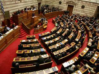 Έτσι, η κάθε νέα κομματική εξουσία καταφτάνει εξουθενωμένη, αποστερημένη από πρακτικές προτάσεις και νομιμοποιημένη μόνο για τα ευχάριστα. Γίνεται ανανέωση στο ποιος κάθεται στις καρέκλες. Καμιά στις ιδέες. Το διπολικό σύνδρομο απέτυχε: πέραν ανώδυνων γενικολογιών, δεν ξέρει τι να κάνει την εξουσία όταν την αποκτά. Αυτό δεν έγινε επειδή όλοι ήταν ιδιοτελείς ή διψούσαν για εξουσία. Αντιθέτως, σε όλα τα κόμματα υπάρχουν (και υπήρχαν) ειλικρινείς, ικανοί και οξυδερκείς άνθρωποι.