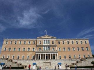 Για να σταθεί η Ελλάδα στα πόδια της, πρέπει να απελευθερωθεί. Να ανατρέψει το πελατειακό κράτος, να διαλύσει την διαπλοκή, να εκπολιτίσει την ενημέρωση, να οικοδομήσει ένα πραγματικό κράτος δικαίου, μία κοινωνία πολιτών και όχι πελατών. Αυτές είναι οι βασικές προτεραιότητες για την επιβίωση της χώρας.