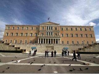 Αν δει κανείς τους αριθμούς, χωρίς παραμορφωτικούς καθρέφτες, που βάζουν συνήθως οι πολιτικοί, για να μας πείσουν ότι η νύχτα είναι μέρα, θα διαπιστώσει ότι δεν πάμε καθόλου καλά. Οι 4,1 εκατομμύρια είναι οι οφειλέτες του ελληνικού δημοσίου, στο σύνολο των 5,3 εκατομμυρίων που υποβάλουν φορολογικές δηλώσεις, κάτι που κάνει φανερό, που ακριβώς βρίσκονται τα οικονομικά των ελληνικών νοικοκυριών.