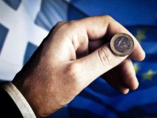 Το πρόβλημα που έχουν όλες οι χώρες που φθάνουν στην χρεοκοπία είναι η αδυναμία δανεισμού σε ξένο χρήμα. Δεν είναι ότι δεν μπορούν να τυπώσουν δικό τους χρήμα αλλά ότι δεν μπορούν να τυπώσουν το ξένο χρήμα που χρειάζονται. Γιατί το χρειάζονται; Διότι το ισοζύγιο εξωτερικών συναλλαγών τους είναι ελλειμματικό και, κατά κανόνα, με συστηματική τάση και με ελάχιστες προοπτικές αντιστροφής των ελλειμμάτων στον ορατό ορίζοντα. Σε τέτοιες συνθήκες, ο δανεισμός σε ξένο χρήμα καθίσταται εξαιρετικά ακριβός και συνήθως παντελώς αδύνατος.