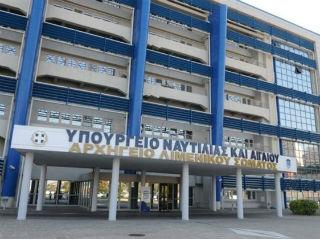 Το υπουργείο Ναυτιλίας, όπως ακριβώς και το υπουργείο Προστασίας του Πολίτη, λειτουργούν κατά κανόνα ως απλοί θεατές απέναντι στους παρανομούντες και περιμένουν να τούς δοθεί εντολή άνωθεν για να κάνουν το καθήκον τους. Τα σκάφη με τα λαθραία τσιγάρα που ένοχη σιωπή καλύπτει την απραξία των αρχών γι’ αυτά είναι η πιο πρόσφατη απόδειξη της δυνάμεως των μαφιών και συμμοριών που λυμαίνονται σε κάθε τομέα την χώρα (λαθρεμπόριο πετρελαιοειδών, τσιγάρων, ναρκωτικών, όπλων, λαθρομεταναστών, φοροδιαφυγή, εμπόριο φοιτητικών διατριβών, ανεμπόδιστες καταλήψεις πανεπιστημιακών χώρων και γενικότερη ανοχή στην παραβατικότητα υπέρ της οποίας είχε δώσει τα ρέστα της η Αριστερά ως αντιπολίτευση).