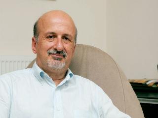 Η χρηματοοικονομική θεωρία αναλύει αυτές τις αποφάσεις (βραχυπρόθεσμα και μακροπρόθεσμα), σε μια προοπτιτή βελτιστοποίησης όπως για παράδειγμα, θεωρία του κόστους κεφαλαίου, θεωρία χαρτοφυλακίου, θεωρία δικαιωμάτων, κλπ. Αυτή η προοπτική οδηγεί πολλούς ερευνητές να προτείνουν τεχνικές επιχειρησιακής έρευνας για να επιλύσουν προβλήματα χρηματοοικονομικών αποφάσεων.Η κλασική μοντελοποίηση προβλημάτων στην επιχειρησιακή έρευνα συνιστάται στη διατύπωση του προβλήματος βελτιστοποίησης (μεγιστοποίησης ή ελαχιστοποίησης) υπό ειδικούς περιορισμούς. Στην πραγματικότητα θεωρούμε το βέλτιστο πρόβλημα επιλογής.
