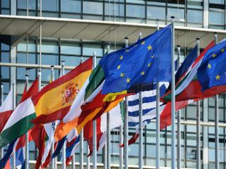 Γιατί η εκτίμηση της εθνικής ανταγωνιστικότητας πρέπει να πάει πέρα από το μοναδικό κριτήριο των επιδόσεων των εξαγωγών; Μέσα σε ένα πρόσφατο πλαίσιο της παγκοσμιοποίησης, πως η κυβέρνηση μιας χώρας πρέπει να σκεφτεί την πολιτική της ανταγωνιστικότητάς της;Ο όρος “ανταγωνιστικότητα” δέχεται ποικίλες έννοιες, αλλά η κοινή πεποίθηση που κρύβεται είναι ότι η ευημερούσα οικονομία του 21ο αιώνα είναι, πριν από όλα, μια οικονομία που επιτυγχάνει να τοποθετείται καλά μέσα στην παγκοσμιοποίηση.Οι πρώτες συζητήσεις για την ανταγωνιστικότητα των χωρών πραγματοποιήθηκαν στο τέλος του 1980, κυρίως σε αντίδραση με την ανερχόμενη δύναμη της Ιαπωνικής βιομηχανίας που προκαλούσε φόβο στις ΗΠΑ και την Ευρώπη, να μην απωλέσουν το οικονομικό και τεχνολογικό leadership.