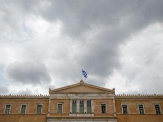 Εκτός από τον κόκκινο ΣΥΡΙΖΑ υπάρχει και ο γαλάζιος, όπως πριν από αυτούς υπήρξε ο πράσινος.Δεν θυμάμαι τον Κοτσακά, ας πούμε, να δηλώνει ότι «δεν έχουμε τις ίδιες απόψεις σε πάρα πολλά πράγματα με τον Κυρίτση, καθαρές κουβέντες». Θυμάμαι όμως τον Δένδια να λέει τα λόγια αυτά για τον Άδωνι Γεωργιάδη. Ούτε κάποιο στέλεχος του ΣΥΡΙΖΑ να εγκαλεί δημόσια τον αρχηγό Αλέξη Τσίπρα για κάποια επιλογή προσώπου σε υψηλό κομματικό πόστο. Θυμάμαι όμως τον Β. Μεϊμαράκη να στέλνει ηχηρό μήνυμα στον Κυριάκο Μητσοτάκη σχετικά με την τοποθέτηση του Άδ. Γεωργιάδη στην αντιπροεδρία του κόμματος.