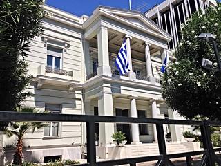 Το ΥΠΕΞ έχει και τη θεμελιώδη αποστολή της διπλωματικής ανάσχεσης και αποτροπής δημιουργίας δυσμενών ή δύσκολα αναστρέψιμων τετελεσμένων σε περισσότερα του ενός μέτωπα. Το πλέον απειλητικό και συνάμα απόλυτα προβλέψιμο ως προς τον απρόβλεπτο χαρακτήρα του είναι το ανατολικό. Είναι απειλή κλίμακας.Ας μην υποτιμηθεί το ειδικό βάρος που έχει το πλαίσιο κανόνων συμβίωσης ή αντιπαράθεσης με την Αλβανία και τον αλβανικό εν γένει παράγοντα. Και στην περίπτωση αυτή ισχύει το αυτονόητο. Χρήσιμο είναι επαναδιατυπωθεί με καθαρότητα. Να υπάρχει πρωτίστως σταθερότητα, συνέχεια και αντιστοιχία των λόγων με τις πράξεις. Αυτό είναι διαχρονικά ελλειμματικό πεδίο ειδικά στις σχέσεις μας με τα Τίρανα