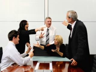Οι συγκρούσεις κάνουν κακό μόνον όταν κλιμακώνονται ανεξέλεγκτα, ή όταν έρπουν υπογείως και όλοι λένε ότι δεν υπάρχει πρόβλημα. Κλιμάκωση συμβαίνει όταν, μετά την πρώτη απλή ανταλλαγή απόψεων, αρχίζουν οι κατηγορίες, οι απειλές, η αλλαγή θέματος από το ειδικό στο γενικό -με αποκορύφωση το μπλοκάρισμα στην επικοινωνία. Σε αυτό δε το σημείο γίνεται πλέον προσπάθεια επίλυσης του προβλήματος, αλλά η μόνη έγνοια είναι ποιος θα κερδίσει.