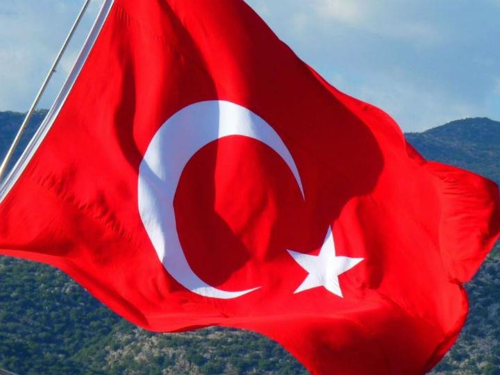 «Ο πρώην διευθυντής Μέσης Ανατολής του γνωστού Κέντρου Woodrow Wilson της Ουάσιγκτον, καθηγητής τώρα του Πανεπιστημίου Lehigh και εταίρος του Council of Foreign Relations των ΗΠΑ, Χένρι Μπάρκεϊ, μου έγραψε πως ο Ερντογάν δεν μπλοφάρει και πως «ετοιμαζόταν από χρόνια.»