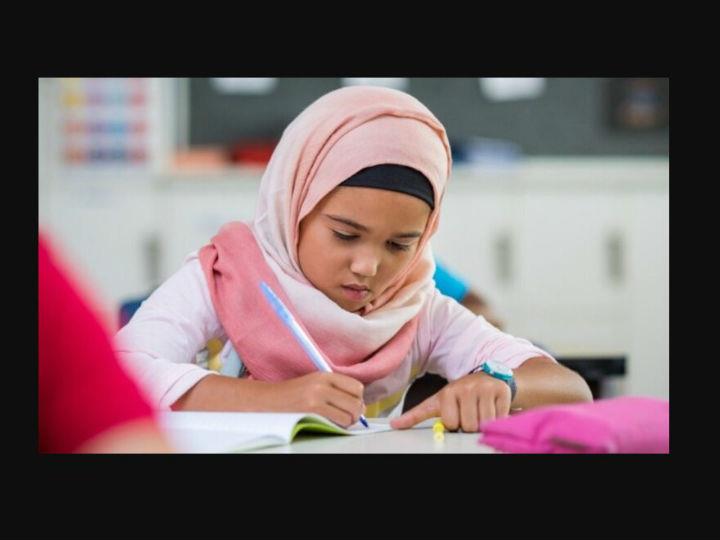 «Οι παρεμβάσεις των ισλαμιστών γονέων στο σχολείο, η εξαίρεση των παιδιών τους από τους κανονισμούς, ο εκφοβισμός του διδακτικού προσωπικού είναι μέρος της τακτικής για τη μετατροπή του λαϊκού, δημόσιου σχολείου σε κάτι που να μοιάζει με κορανικό.»