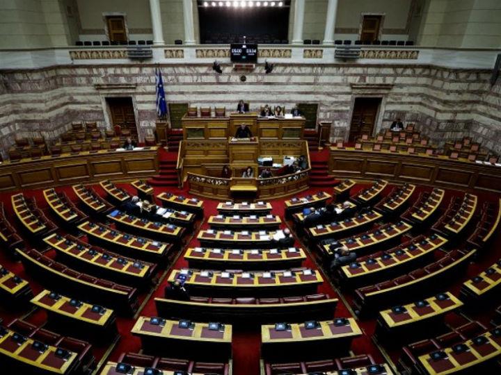 «Και σήμερα παρατηρούμε από τη μια σύσσωμη η ελληνική Βουλή να καταδικάζει την χαρακτηρισμένη και από το δικαστήριο εγκληματική οργάνωση και την επομένη οι πολιτικές δυνάμεις να οδηγούνται  στα χαρακώματα, αλληλο- κατηγορούμενοι για το ποιος είχε φιλικές σχέσεις με το νεοναζιστικό αυτό μόρφωμα.»