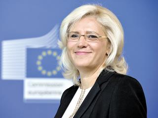 «Όπως τόνισε ο πρόεδρος Γιούνκερ στην ομιλία του για την κατάσταση της Ένωσης, η Ελλάδα κατάφερε να σταθεί στα πόδια της. Τα τέσσερα αυτά έργα, το καθένα με τον δικό του τρόπο, θα της επιτρέψουν να ανοίξει ένα νέο κεφάλαιο στην ιστορία της. Η Ελλάδα αποτελεί ήδη έναν από τους κύριους δικαιούχους των κονδυλίων της ΕΕ και για την επόμενη δεκαετία. Η Επιτροπή όμως προτείνει τη χορήγηση ακόμη περισσότερων πόρων συνοχής, έτσι ώστε να εξασφαλιστεί βιώσιμη ανάπτυξη στη χώρα, να δημιουργηθούν θέσεις εργασίας και να αυξηθεί το βιοτικό επίπεδο του ελληνικού λαού».