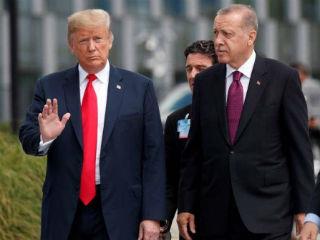 Η συμφωνία για τους S-400 αποτελεί ένα διπλωματικό θρίαμβο για τον Ρώσο πρόεδρο Βλαντιμίρ Πούτιν και την εκστρατεία που εξαπέλυσε για την υπονόμευση της δυτικής συνοχής. Υπονομεύει την ανάγκη για διαλειτουργικά οπλικά συστήματα εντός του ΝΑΤΟ. Αν αυτές οι αντιπυραυλικές συστοιχίες αναπτυχθούν εντός της Τουρκίας, η Ρωσία θα έχει τη δυνατότητα να αποκτήσει πληροφορίες για τα F-35, τα οποία προορίζονται να γίνουν το βασικό μαχητικό αεροσκάφος της συμμαχίας. H Toυρκία, όπως οποιοδήποτε άλλο κυρίαρχο κράτος, έχει δικαίωμα να κάνει τις δικές του επιλογές όσον αφορά τους αμυντικούς εξοπλισμούς. Αλλά ως μέλος του ΝΑΤΟ, δεν έχει δικαίωμα να δημιουργεί κενά στην αλληλεγγύη και την ασφάλεια της συμμαχίας.