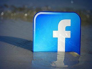 Μήπως τα likes έχουν γίνει πλέον αυτόματη μηχανική επιβράβευση της απλής παρουσίας του Άλλου, ακόμα και αν δεν μας εκφράζει ή δεν μας εκπροσωπεί; Είναι άραγε κάλπη το Facebook όπου εκλέγουμε αντιπροσώπους τόσο σε επίπεδο χώρας όσο και σε τοπικό επίπεδο;Τα social media γέννησαν μια νέα πραγματικότητα που αναδύθηκε στην σχέση πολίτη- υποψηφίου, από την στιγμή που ο καθένας κρατάει στην παλάμη του το μαγικό smartphone.
