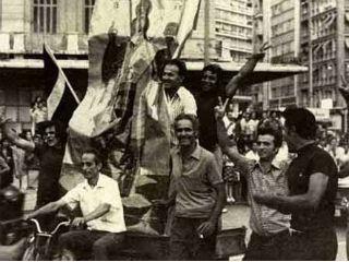 (Ήταν ένα πολιτικό ρεπορτάζ  που γράφεται με καθυστέρηση 43 χρόνων και δεν περιλαμβάνει λέξεις όπως ΠΑΣΟΚ, ΚΚΕ, ΣΥΡΙΖΑ, ΑΝΕΛ κλπ., απλούστατα γιατί δεν υπήρχαν αφού είναι δημιουργήματα αυτής της «μεγάλης ημέρας»…