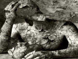 Το ότι δεν έχουμε φθάσει ακόμα σαν χώρα στη φάση της τελικής εξαθλίωσης, οφείλεται στο ότι υπάρχουν ακόμα στα στρώματα, τα σεντούκια και κάποιες ξένες τράπεζες, μερικές δεκάδες δις ευρώ που σιγά-σιγά εξαντλούντούνται.