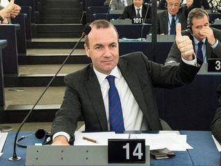 Επιπλέον, αρκετοί είναι εκείνοι που εξαπολύουν δριμεία επίθεση στον Γάλλο πρόεδρο, Εμανουέλ Μακρόν, λέγοντας ότι ο ίδιος προσπαθεί να εκμεταλλευτεί τη ρήξη μέσα στο ΕΛΚ, προκειμένου να επωφεληθούν οι φιλοευρωπαίοι κεντρώοι και οι φιλελεύθεροι.