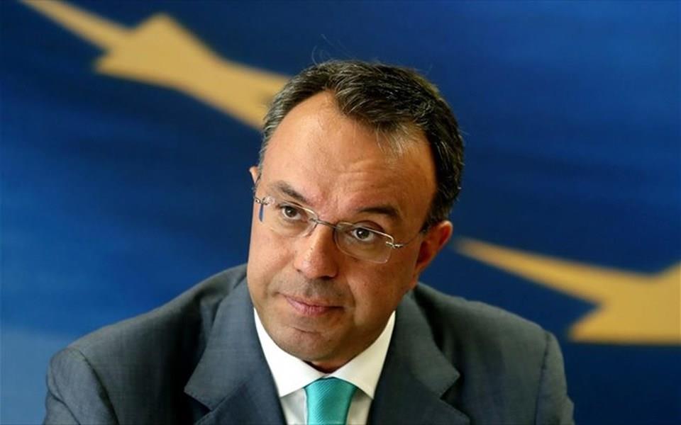 Ο Χρ. Σταϊκούρας αναφέρει ακόμα ότι η ΝΔ θα διατηρήσει την επαναφορά του ΦΠΑ στην εστίαση και στα τρόφιμα «στο επίπεδο που εμείς τον παραδώσαμε στις αρχές του 2015» καθώς και στη διατήρηση της απόδοσης επιδόματος στους συνταξιούχους.Προτείνει ακόμα πέραν του επιδόματος και της μη περαιτέρω περικοπής του αφορολογήτου, τη δημιουργία ενός μόνιμου μηχανισμού στήριξης των πιο αδύναμων πολιτών.