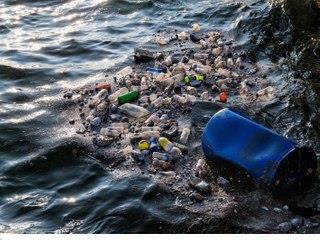 Ο κίνδυνος μας χτυπάει την πόρτα και μπορεί να προσπαθούμε να αποκτήσουμε συλλογικά οικολογική συνείδηση, να μην πετάμε πλαστικά και άλλα απορρίμματα σε θάλασσες και σε ακτές, όμως τελικά ο κίνδυνος της εκτεταμένης ρύπανσης κάνει «πλευρική» προσέγγιση από τη Μέση Ανατολή και τη Βόρεια Αφρική. Οι περιοχές αυτές παράγουν το 6% των παγκόσμιων αποβλήτων, σύμφωνα με στοιχεία της Παγκόσμιας Τράπεζας.